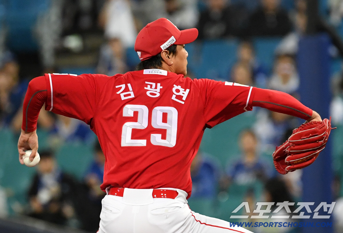 [포토] 김광현 '어깨 무거운 주장'