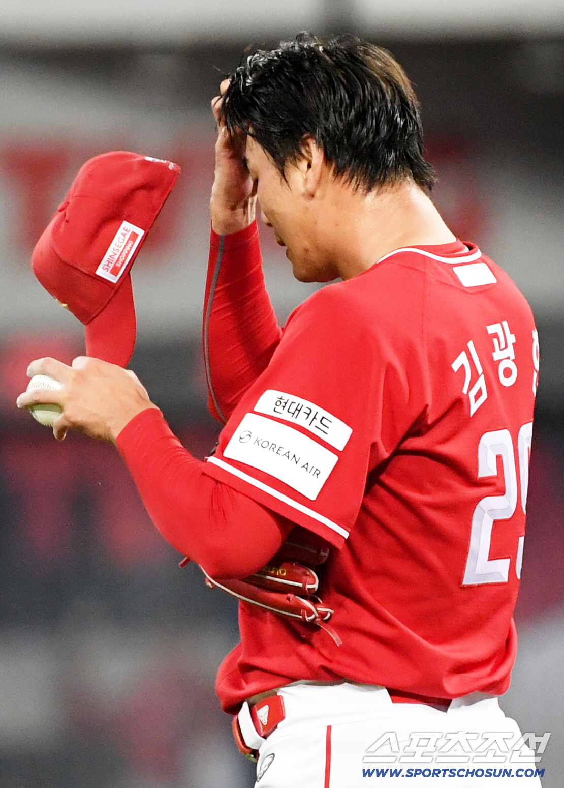 [포토] 만루 위기 맞은 SSG 선발 김광현