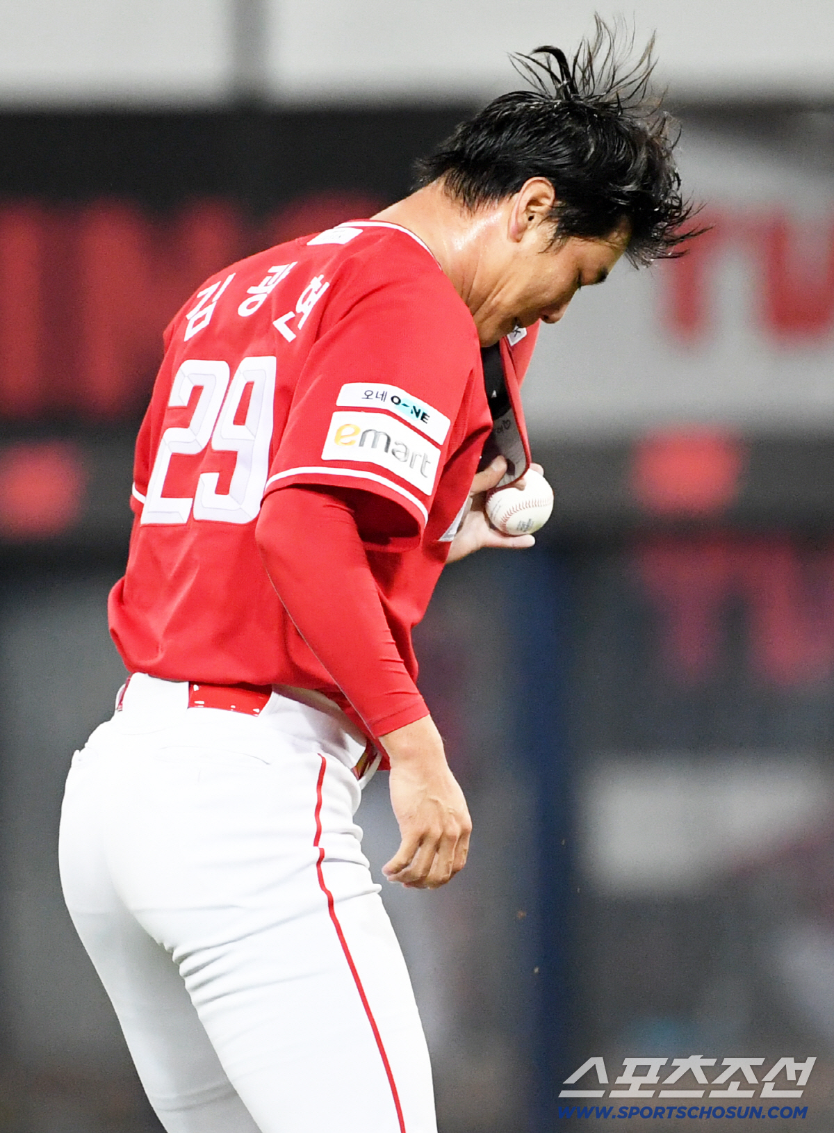 [포토] 김광현 '만루 위기, 흐르는 땀'