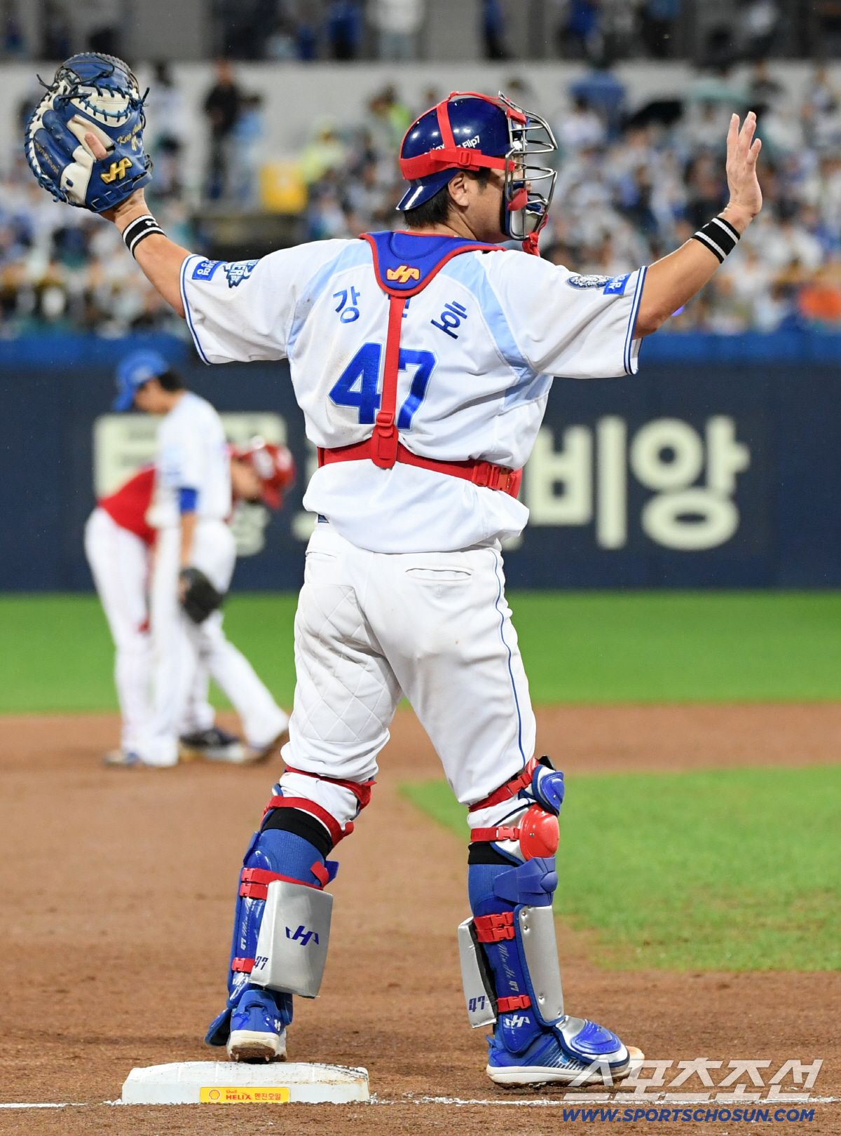 [포토] 3루 베이스 커버 들어간 포수 강민호