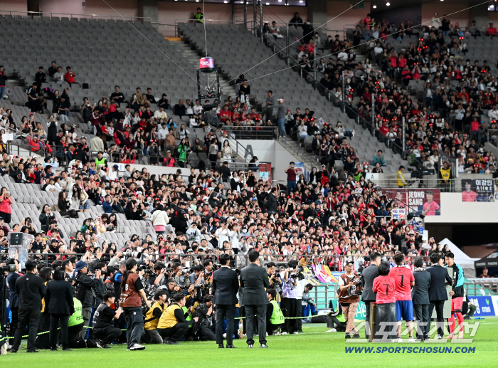 [현장에서]'韓 축구 새 역사' 손흥민, 차범근에게 건네받은 '한국 축구 레전드의 무게'...환호 가득했던 A매치 역대 최다 출전 기념행사