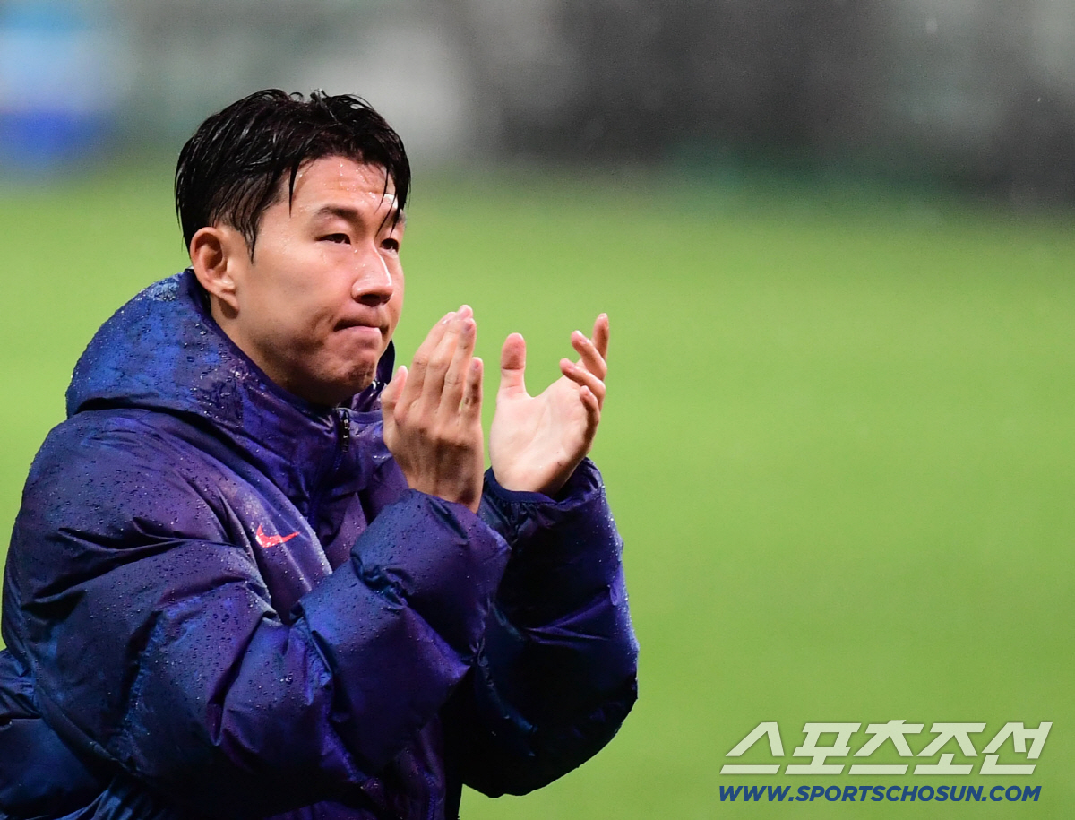 [현장에서]'韓 축구 새 역사' 손흥민, 차범근에게 건네받은 '한국 축구…