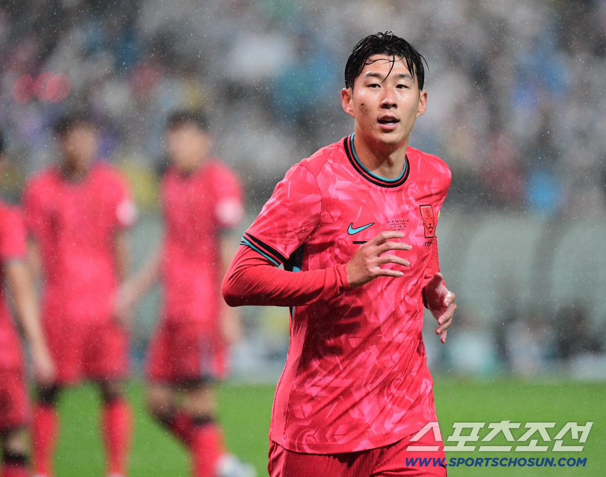 [현장에서]'韓 축구 새 역사' 손흥민, 차범근에게 건네받은 '한국 축구…