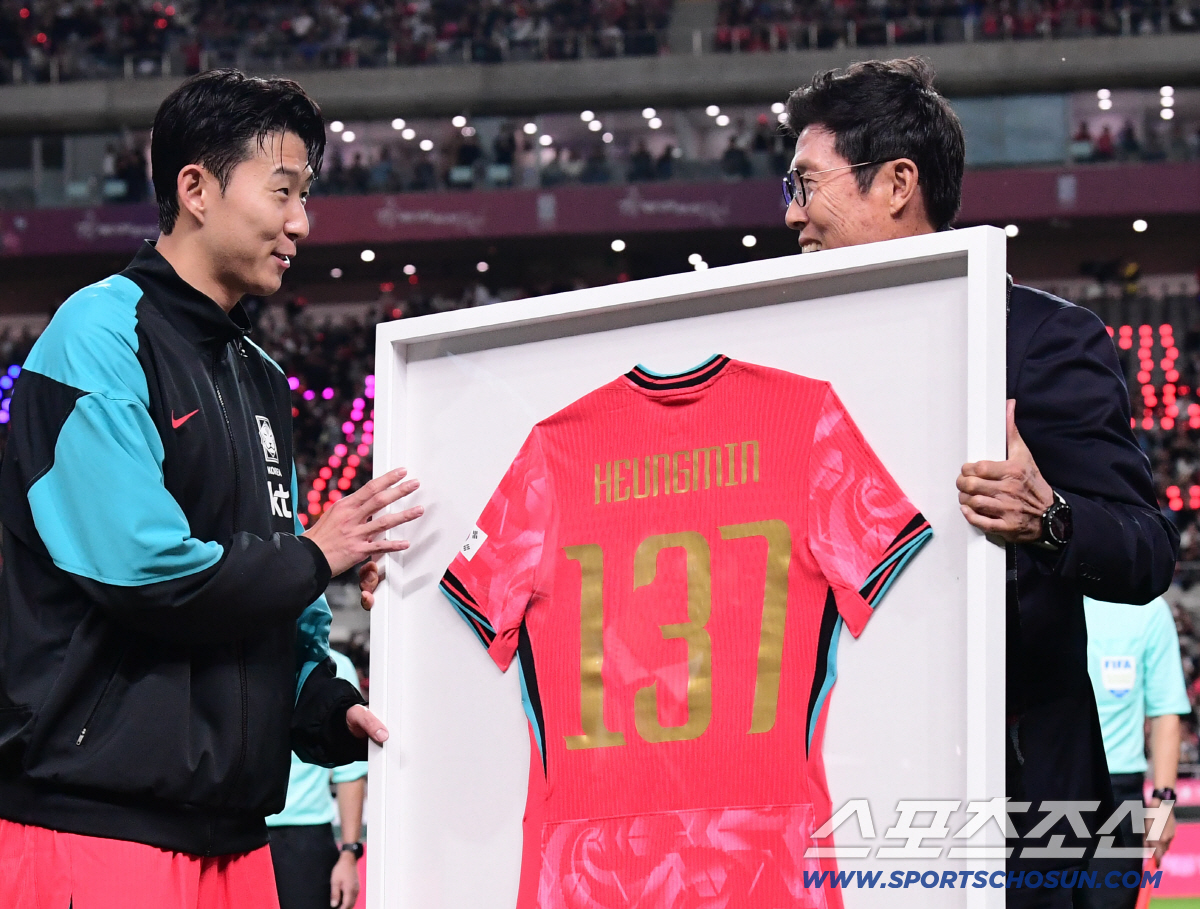 [현장에서]'韓 축구 새 역사' 손흥민, 차범근에게 건네받은 '한국 축구…