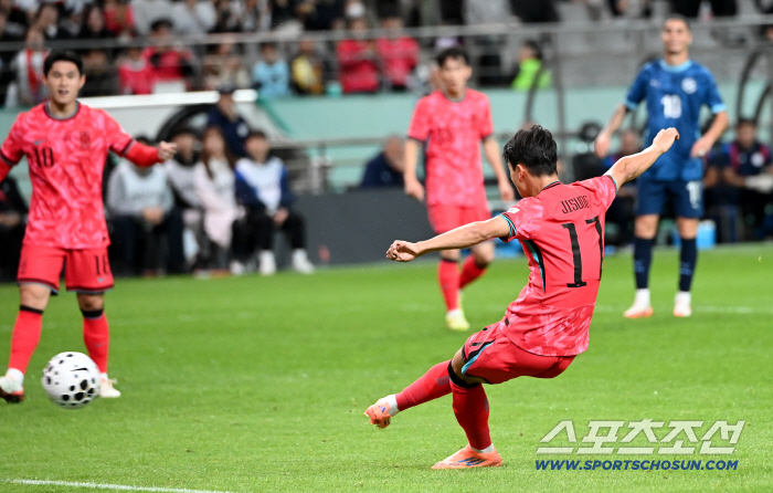 '포스트 손흥민' 엄지성 터졌다! 파라과이 수비 허점 제대로 노린 한 방...홍명보호, 15분 만에 선제골[파라과이전]
