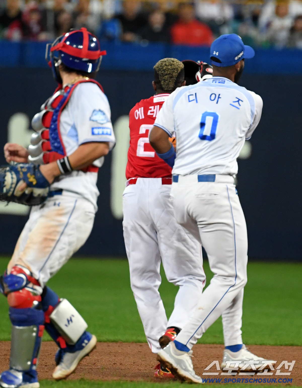 [포토] 에레디아 '헬멧에 화풀이'