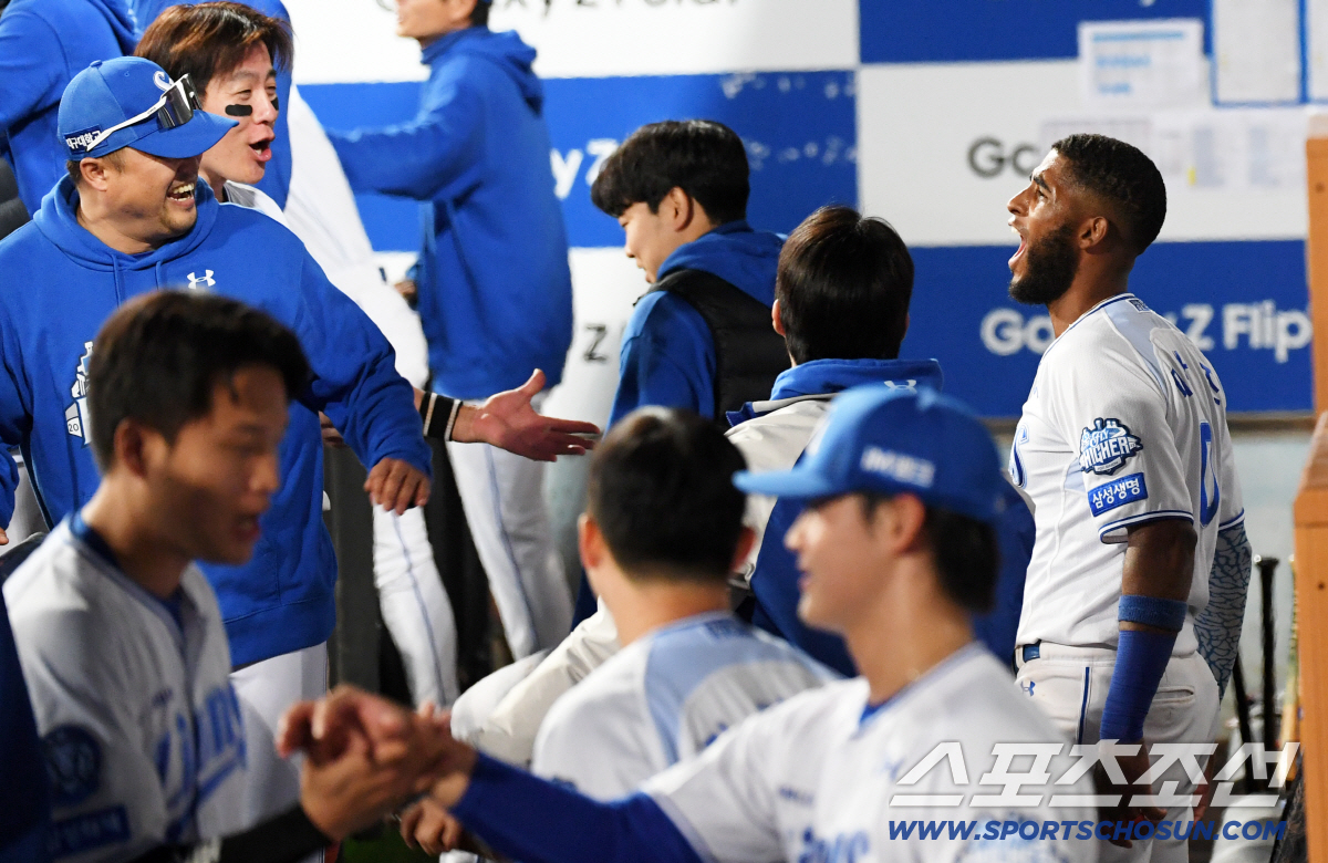 [포토] 역전 투런포 디아즈 '더 높은 곳을 향해'