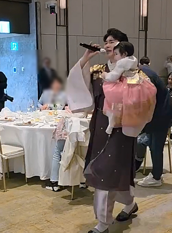 박수홍 딸 재이, 성대한 돌잔치 현장...父는 '착각의 늪' 열창 "이런…