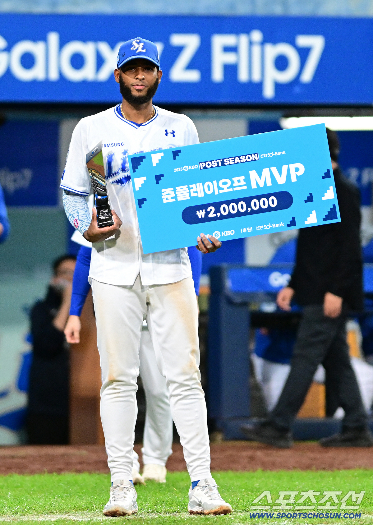 [포토] 디아즈, 준플레이오프 MVP 선정