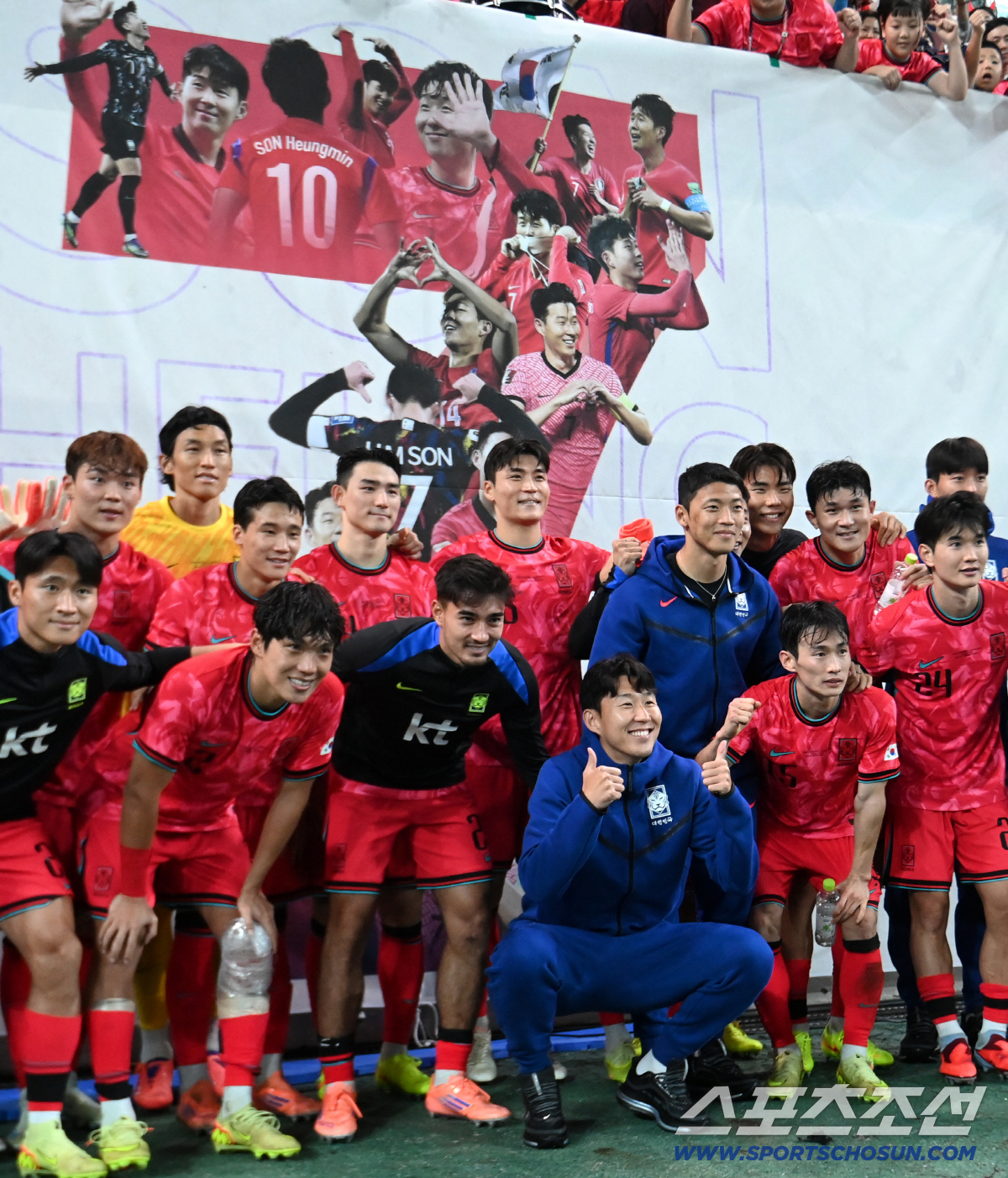 [포토] A매치 최다 출전 손흥민, 엄지 척!