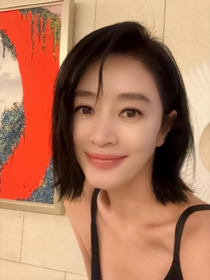 김혜수, 55세 맞아? 민낯에도 ‘깐달걀 피부’…세월 비껴간 미모[SCin스타]