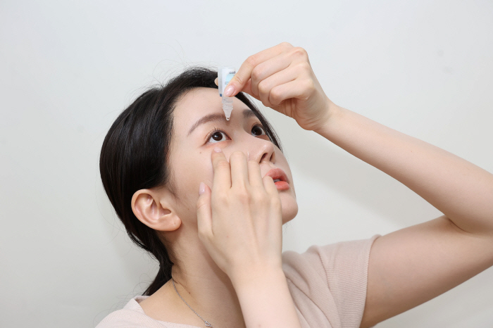 [헬스가이드-안구건조증] 10대 이하 환자 34% 급증…'20-20-20' 습관 지켜야