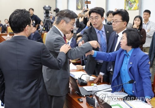'찌질한 놈' 문자폭로에 국감장 발칵…국힘 "연락처 노출 고발"(종합2보)