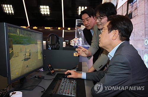 (서울=연합뉴스) 한상균 기자 = 이재명 대통령이 15일 국내 게임사 크래프톤의 게임·문화 플랫폼 서울 성동구 '펍지 성수'에서 AI기반 인생 시뮬레이션 게임 '인조이'를 체험하고 있다. 왼쪽은 김형준 인조이스튜디오 대표와 강훈식 대통령비서실장. 2025.10.15 [대통령실통신사진기자단] xyz@yna.co.kr