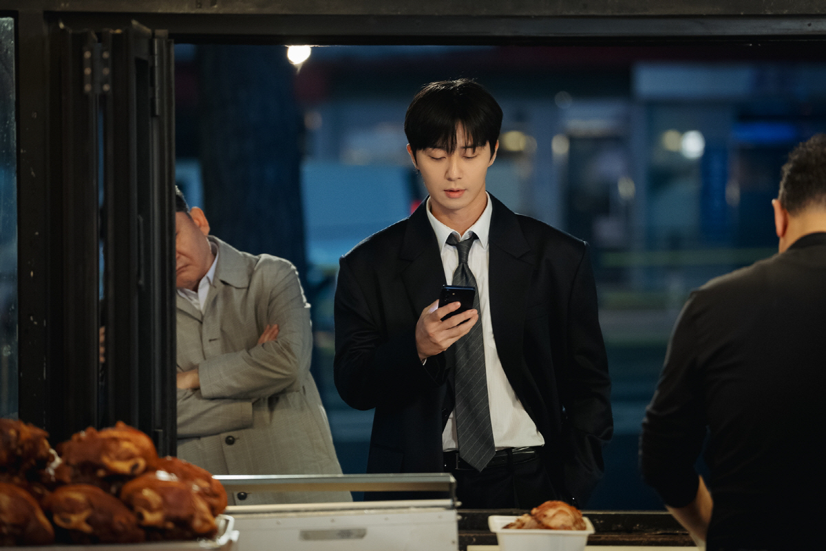 박서준, ‘경도를 기다리며’ 퇴근길 포착…소주병 너머 씁쓸한 표정[공식]