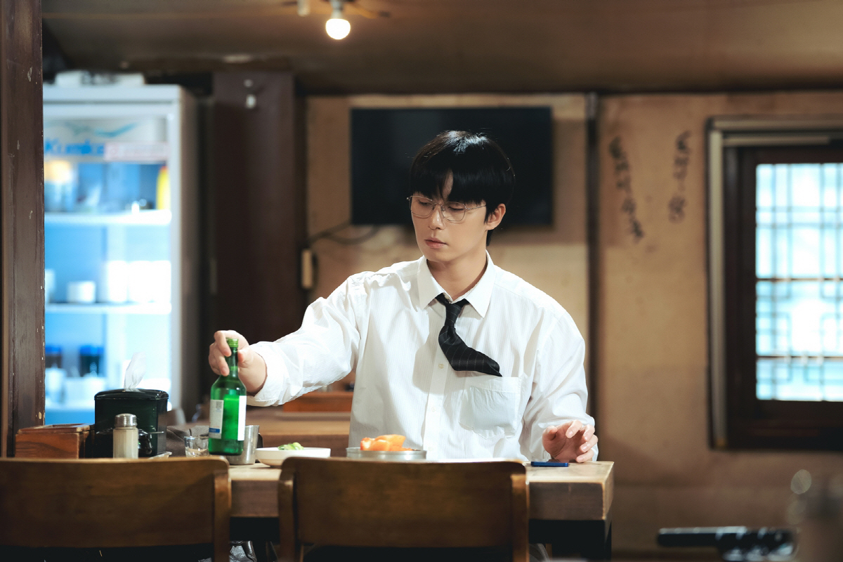 박서준, ‘경도를 기다리며’ 퇴근길 포착…소주병 너머 씁쓸한 표정[공식]