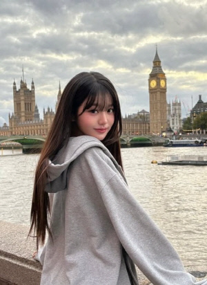 장원영, 런던서 빛난 여신 미모…편안한 차림에도 눈부신 아우라 [SCin스타]