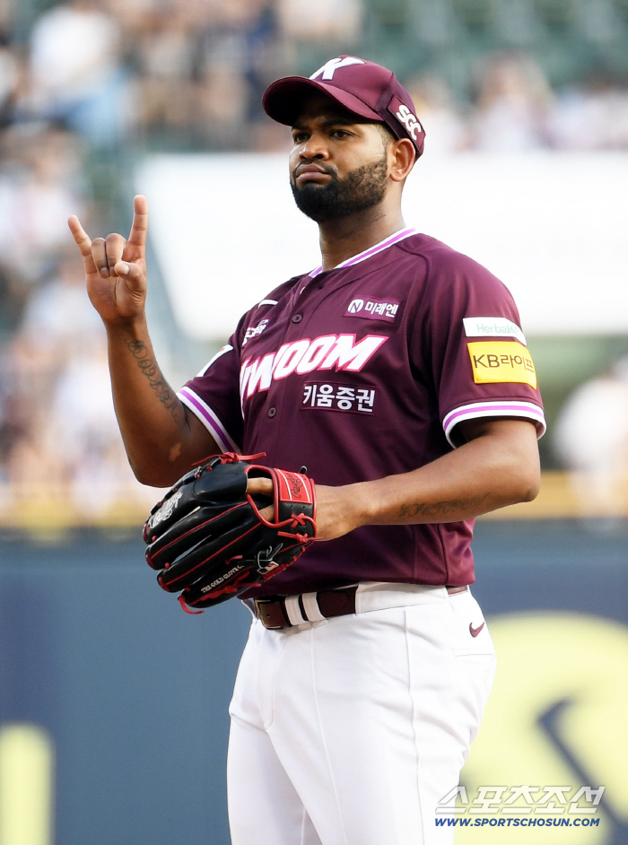 19G 8승 올려준 구세주, 기량 의심하는 건 아니죠? "재계약 왜 50대50인가" 단장에게 물었더니...