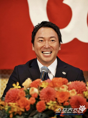 인성 좋으면 사람이 몰린다, '요미우리 바보' 조노 은퇴 기자회견에 선수 등 53명 서프라이즈, 