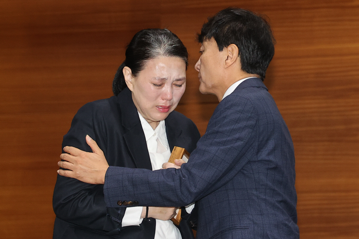 안형준 MBC사장, 故오요안나에 공식 사과…모친에 명예사원증 전달 '눈물…