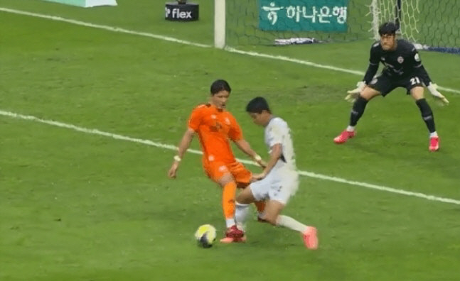 '차라리 놓쳤다고 하지' 제주-전북전 '논란의 판정', 결국 ‘오심’..…