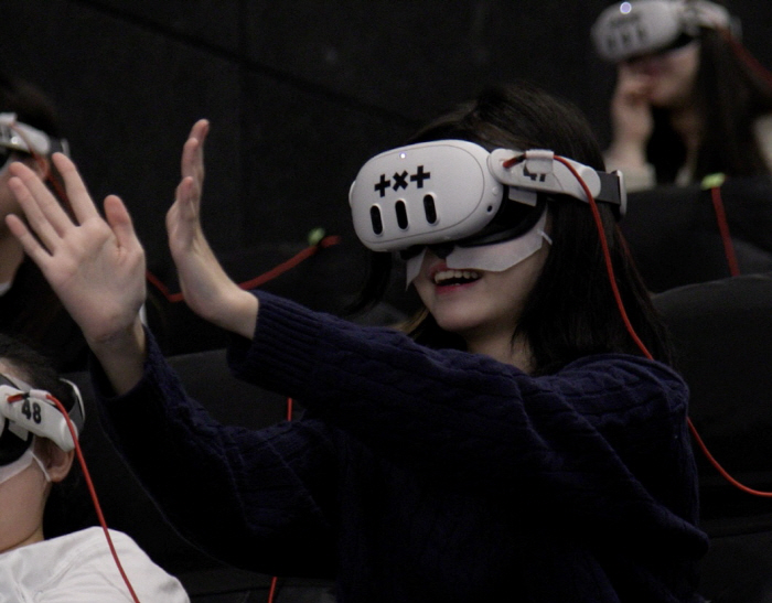 투모로우바이투게더, VR콘서트로 극장가 점령했다…끊임없는 '재관람 열풍'