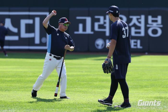 감독은 "훈련량은 중요하지 않다" 했는데, 오후까지 계속된 강훈련…사직에…