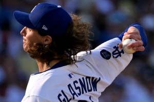 그럼 글래스나우는 10이닝 던지라고? 스넬-야마모토가 넘긴 '넘사벽' 선발 ERA....역대 순위를 보니