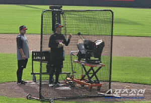 '배팅볼을 맞히기만 해도 박수받다니...' 1차전부터 잘치기 위해... 160㎞ 강속구 피칭머신의 등장[이천 현장]