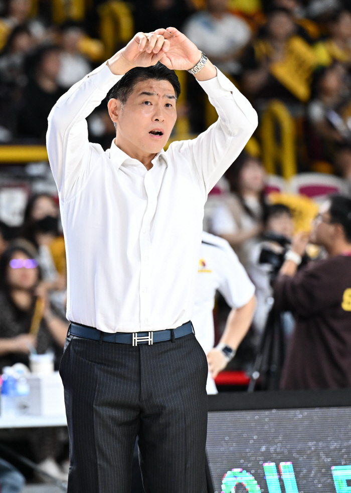 [현장인터뷰] 정관장에 완패 LG 조상현 감독 "하루 종일해도 안되는 게임. 시종일관 밀려다녔다"