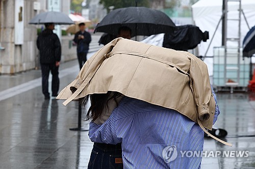 간밤 이례적 '10월 집중호우'…동해안 중심으로 비 이어져