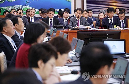 李대통령 도로청소 언급 소환…野 "기관장 쫓아내려"·與 "정쟁"