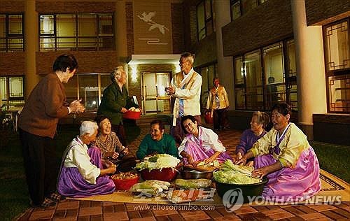 北, 체험형 무형문화재 전시…평양냉면 만들어보고 침 치료도