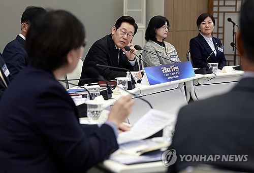 李대통령 "지상파 규제 차별할 이유없어…합리적 선까지 풀어야"