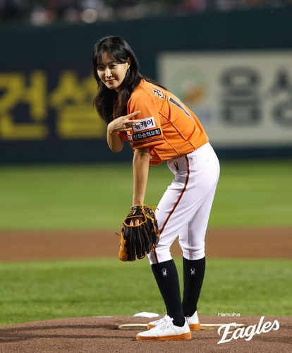 프로야구 PO 1·2차전 시구자로 배우 김재욱·가수 권유리 선정