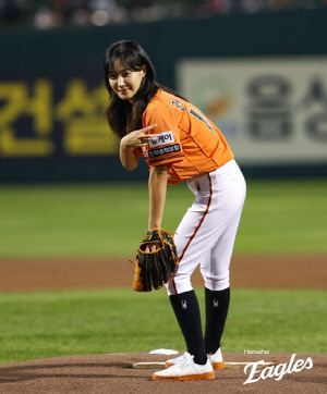 프로야구 PO 1·2차전 시구자로 배우 김재욱·가수 권유리 선정