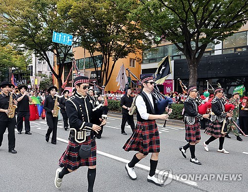 울산공업축제 팡파르…도심 퍼레이드·불꽃축제 '백미'