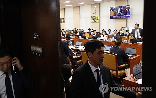 "한주먹 거리"·"내가 이겨"…'문자폭로' 공방에 과방위 또 파행(종합)