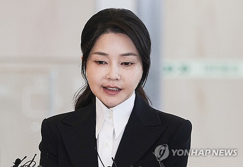 김건희 조사 때 특검 내부 실황중계…"돌발상황 대처" vs "위법"