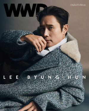 이병헌, '어쩔수가없다' 댄스로 한 발짝 멀어졌다가 품격 화보로 두 발짝 가까워지기