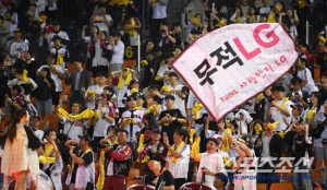 LG도 22일 잠실서 팬과 함께 청백전, KS 출정식 개최. 원정팀 응원가도 부른다