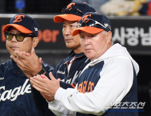'가을야구 79전' 고수 김경문의 단기전, 초보 박진만-이숭용과 무엇이 다를까