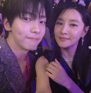 이영애, 20살 차 투바투 수빈과 볼 맞대고 셀카…세월 무색한 미모 [SCin스타]