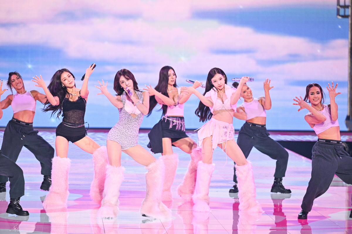 전신 시스루·언더붑까지…트와이스, 美 란제리쇼 등장 '역대급 파격'