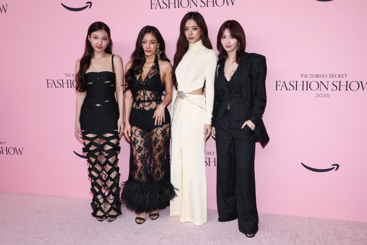 전신 시스루·언더붑까지…트와이스, 美 란제리쇼 등장 '역대급 파격'