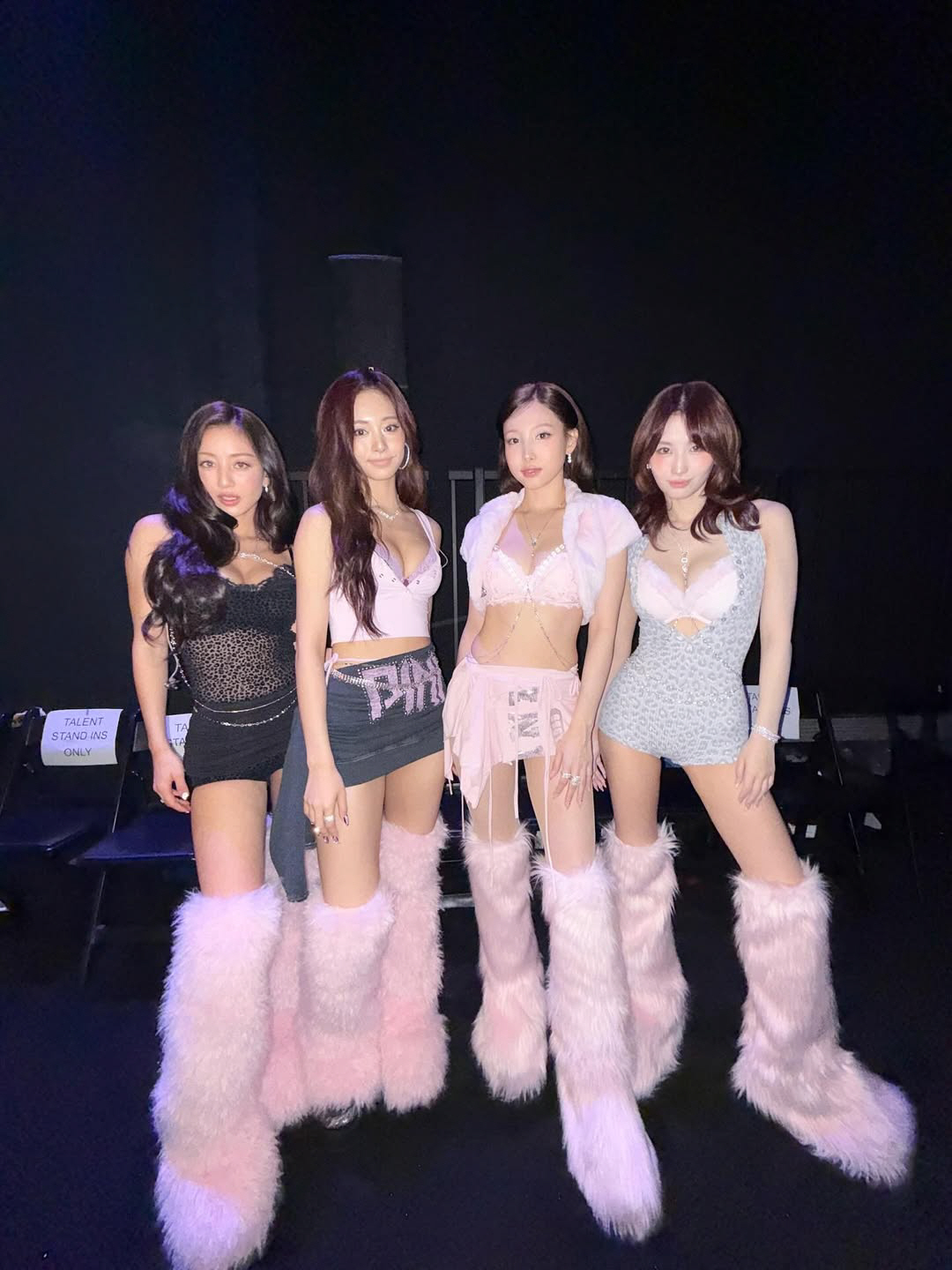 트와이스, '빅시 엔젤' 역사 다시 썼다…K팝 최초 런웨이 '파격 속옷 …