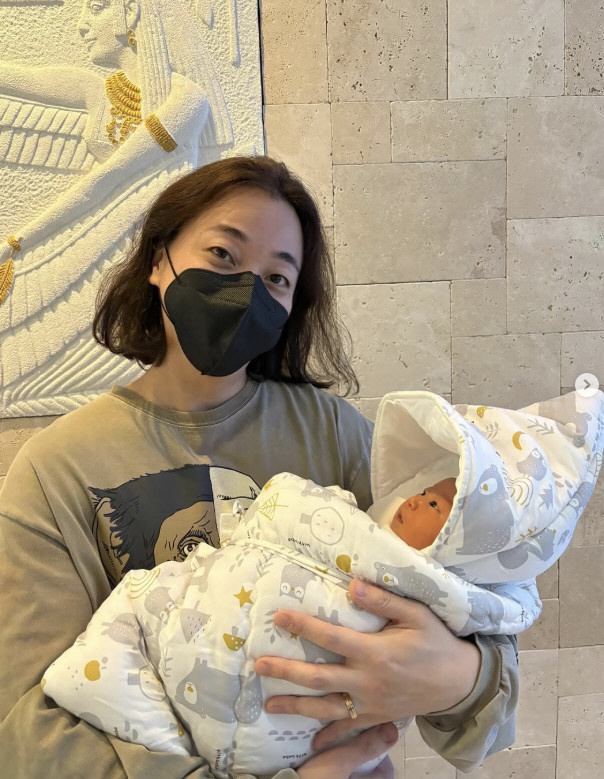넉살, '성별 바뀐' 둘째 子 품에 안았다…♥6살 연하 아내 출산 "두 …