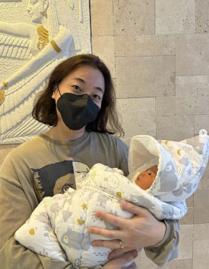 넉살, '성별 바뀐' 둘째 子 품에 안았다…♥6살 연하 아내 출산 