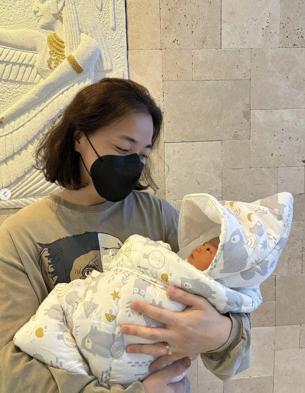 넉살, '성별 바뀐' 둘째 子 품에 안았다…♥6살 연하 아내 출산 "두 …
