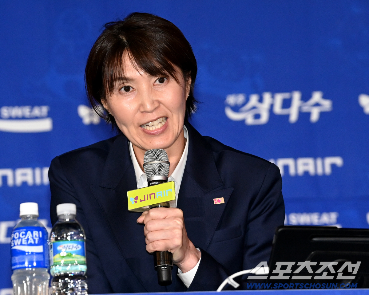 [포토] 요시하라 토모코 감독, 흥국생명의 새 사령탑